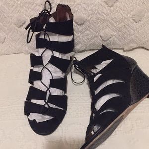 SUNDAY SPECIAL 🌻Donald Pliner Wedges